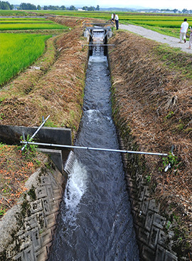 縦横に走る用水路に設けられた落差工に、発電機が連続して2基設置されている