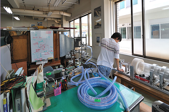 研究室には、風力発電の実験装置も置かれている。