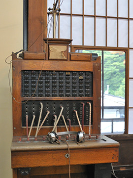 電話局の名残の往年の電話交換機。