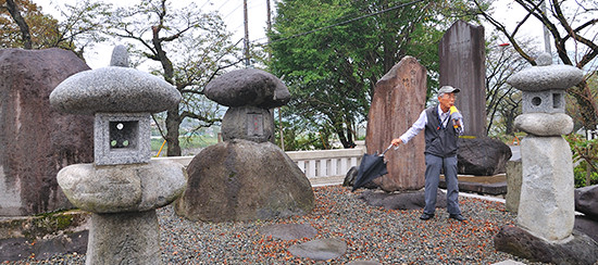 大口土手そばの福沢神社に隣接した文命宮と文命東堤碑。