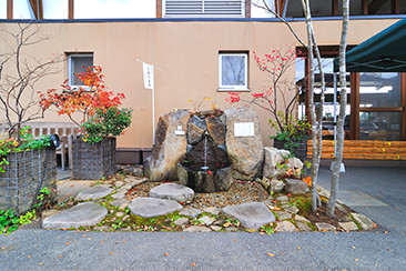 村営の〈花咲の湯〉には、温泉とレストランと土産物屋が。