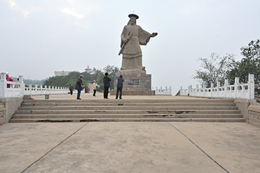 開封の禹王大公園。黄河を見下ろす山の頂きに、巨大な禹王像が立つ。