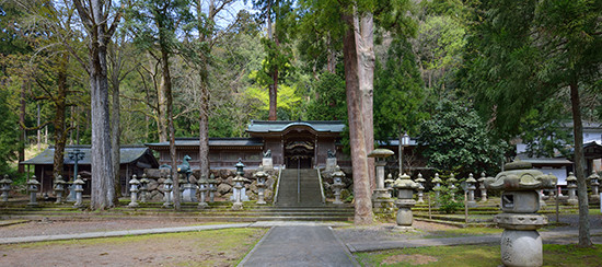 大滝集落にある岡太神社・大瀧神社は里宮で、1843年（天保14）に造営された。