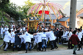 祭りの日中は、神輿が五箇を練り歩き、次の集落の神社にバトンタッチされていくのだが、奪おうとする側と奪われまいとする側で神輿を巡って攻防が繰り広げられる趣向だ。