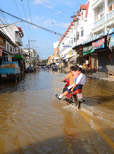 タイ・バンコク郊外。雨期には、こういう光景が日常的に見られる。