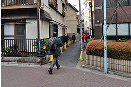 細い路地は、暗渠化された川の跡。