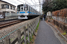 川に面していた形跡やマンホールなどから、もとの流れが推測できる。