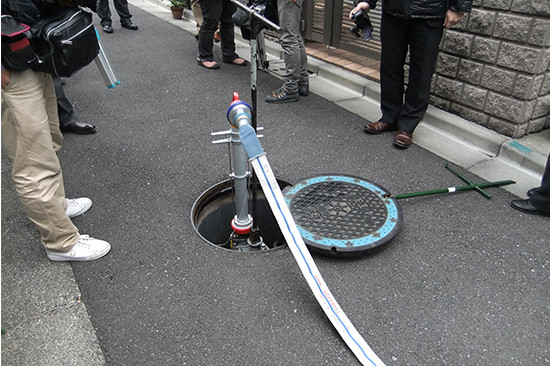 消火栓と同様の構造を持つ排水栓を流用して、木造住宅密集地域の初期消火に効力を発揮。