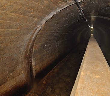 現在の天保堰は、県営赤川地区灌漑排水事業によって1980〜1989年（昭和55〜平成元）に改修されたもの。天保用水路トンネル内、向かって左側が水路で右側は作業員のための通路。