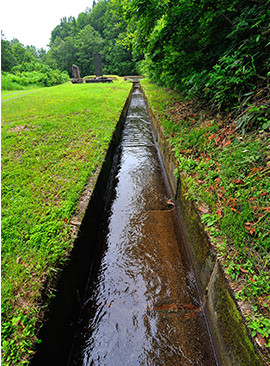 奥深い山中から、平野部まで延々と水が運ばれる。