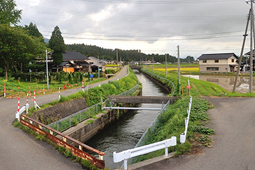 上の写真の水は、左の写真の水路で各受益地に運ばれていく。2系統に分けられたもう一方の流入水は、川の底をサイフォンでくぐって対岸に達する。