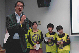 善福寺川フォーラムで発表する井荻小学校の子どもたちと進行役の島谷幸宏さん（九州大学）