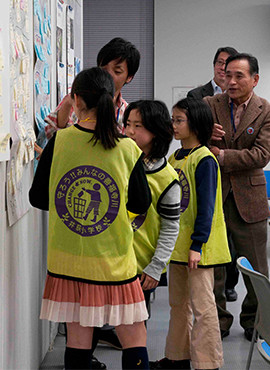 2012年（平成24）12月2日にあんさんぶる荻窪（東京都杉並区）で開催された善福寺川フォーラム。子どもたちの発表に励まされた大人たちは、みんな笑顔。