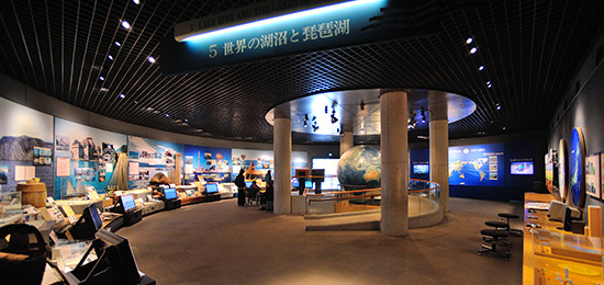 水族展示を抜け、C展示室の最後となる〈世界の湖沼と琵琶湖〉では、世界各国の湖の環境と人々の暮らしについて紹介している。