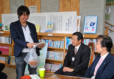 遠賀川水辺館 遠賀川と彦山川が、直方市で合流する地点に位置する遠賀川水辺館の野見山ミチ子さんたちと。