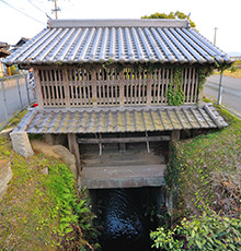 　1762年（宝暦12）〈中間唐戸〉の水門が築かれ、遠賀堀川はとうとう開通しました。