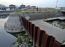 賀堀川へ通じる水路の手前にはヘドロが溜まるようになって、とうとう鉄の矢板（やいた）で塞がれてしまいました。