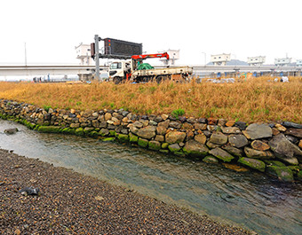魚道には昔ながらの石積みが施されており、親水空間としてクオリティを上げている。