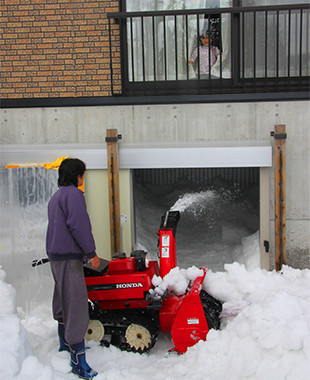 家庭用除雪機による初めての雪入れは、2010年（平成22）3月13日。約31tの雪が入れられた。
