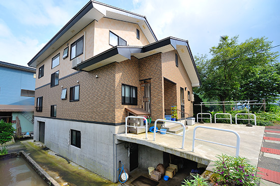 大羽賀邸。傾斜地に建つため、駐車スペースに利用できないことから、基礎部分の一部を雪室にした。