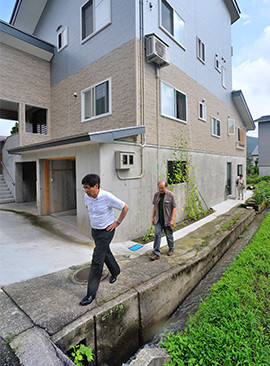 周囲に巡らされた水路は、屋根から落ちた雪を融かすため。建て替え前からあったものを残した。