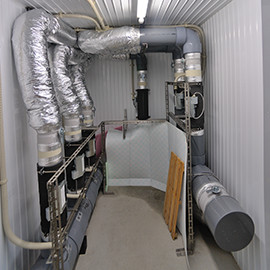 業務用の冷蔵扉を使わない代わりに、ファン室を独立させ、熱交換ダクトもその中に収めた。