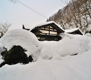 武家屋敷で雪に埋もれた民家を発見。実はこれが通常の姿。雪まつりのときは、必死で雪かきをして来客を出迎えるのだ。