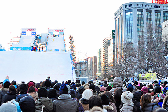 大通会場3丁目 高さ24ｍ、全長60ｍ、最大斜度39°の白い恋人PARK AIRジャンプ台で日本トップレベルのスノーボード、フリースタイルスキーが繰り広げられた。