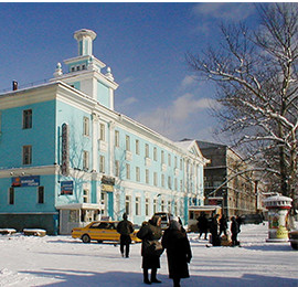 ロシア・ユジノ・サハリンスク。色鮮やかな外壁が、長い冬のまちに彩りを添える。