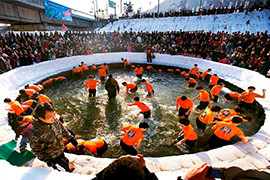 次回2014年（平成26）1月に世界冬の都市市長会議が開催される韓国・華川。韓国で最も早く分厚い氷が張る華川郡では、ヤマメを素手で捕まえる冬の体験祭りが行なわれている。