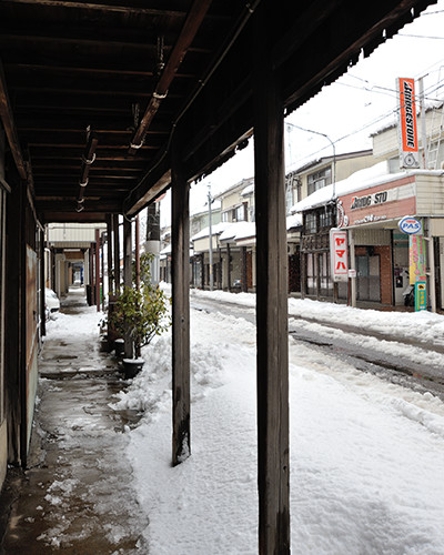 除雪がままならない時代は、雁木下は貴重な通り道だった。