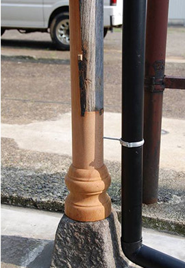 下の柱は、傷んだ根元部分だけを新しい材料でつくり直す〈根継ぎ〉という手法で修理されている。