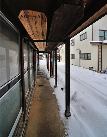 屋根の雪を滑らせて、道路まで落とすために用いる雪樋。雁木の屋根裏に収納される。