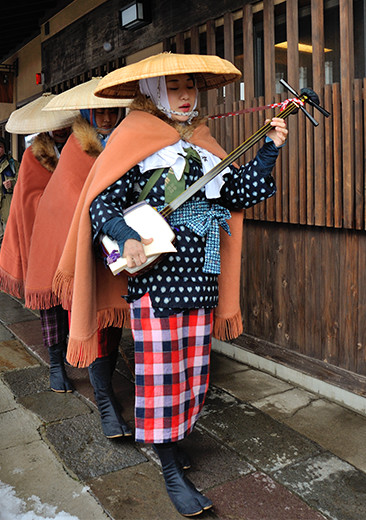 瞽女唄を継承している月岡祐紀子さんが門付を再現。三味線の弾き語りであわゆき道中に花を添えた。