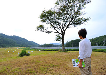 白萩平ふれあい牧場で流域界に思いを馳せる。