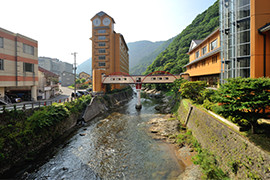 米代川上流の湯瀬ホテル。本館と別館を川をまたいで橋がつなぐ。