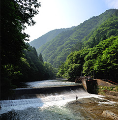 湯瀬渓谷を歩いていたら取水口（写真右端）を発見