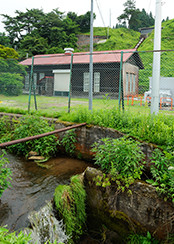 流域には滝が多く、小規模な水力発電所がそこかしこに。