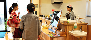 〈根森田生産組合〉が、森吉山ダム広報館でカフェを開いている。
