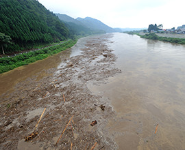 上流に降った雨が、泥流となって時間差で二ツ井に到達。