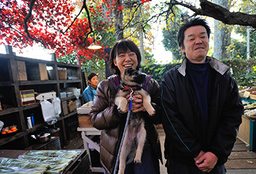 長男の富善さんと奥さんの弓恵さん夫妻は、脱サラして協力するように。家族みんなの笑顔が素敵。