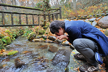 塩釜の冷泉の水を飲む坂本クン