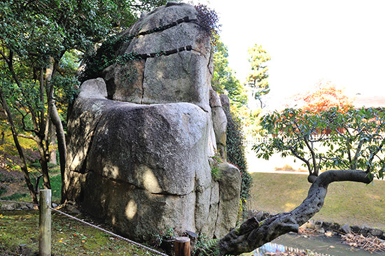 後楽園に置かれた、鑿（のみ）痕が見て取れる岩。