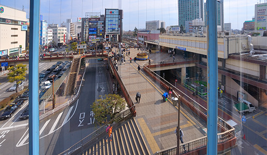 JR津田沼駅北口のペデストリアンデッキ。