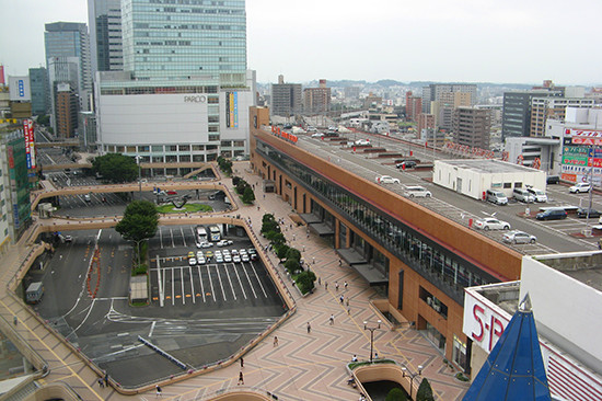 1981年（昭和56）に完成した、仙台駅西口のペデストリアンデッキ。