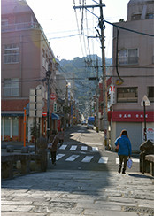 東西を隔てる川を、橋で渡って行き来する。