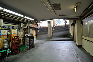地下街出入口の階段。