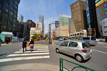 地下街から地上へ出ると別世界。晴海通りのこの下に、まさに三原橋地下街がある。