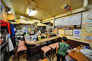 三原カレーコーナーの店内の壁（正面）や天井のカーブは、橋のアーチがそのまま生かされたもの。