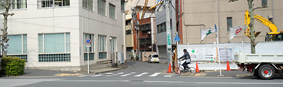 かつて東堀留川だった痕跡が、路地の傾斜とカーブに見出せる。